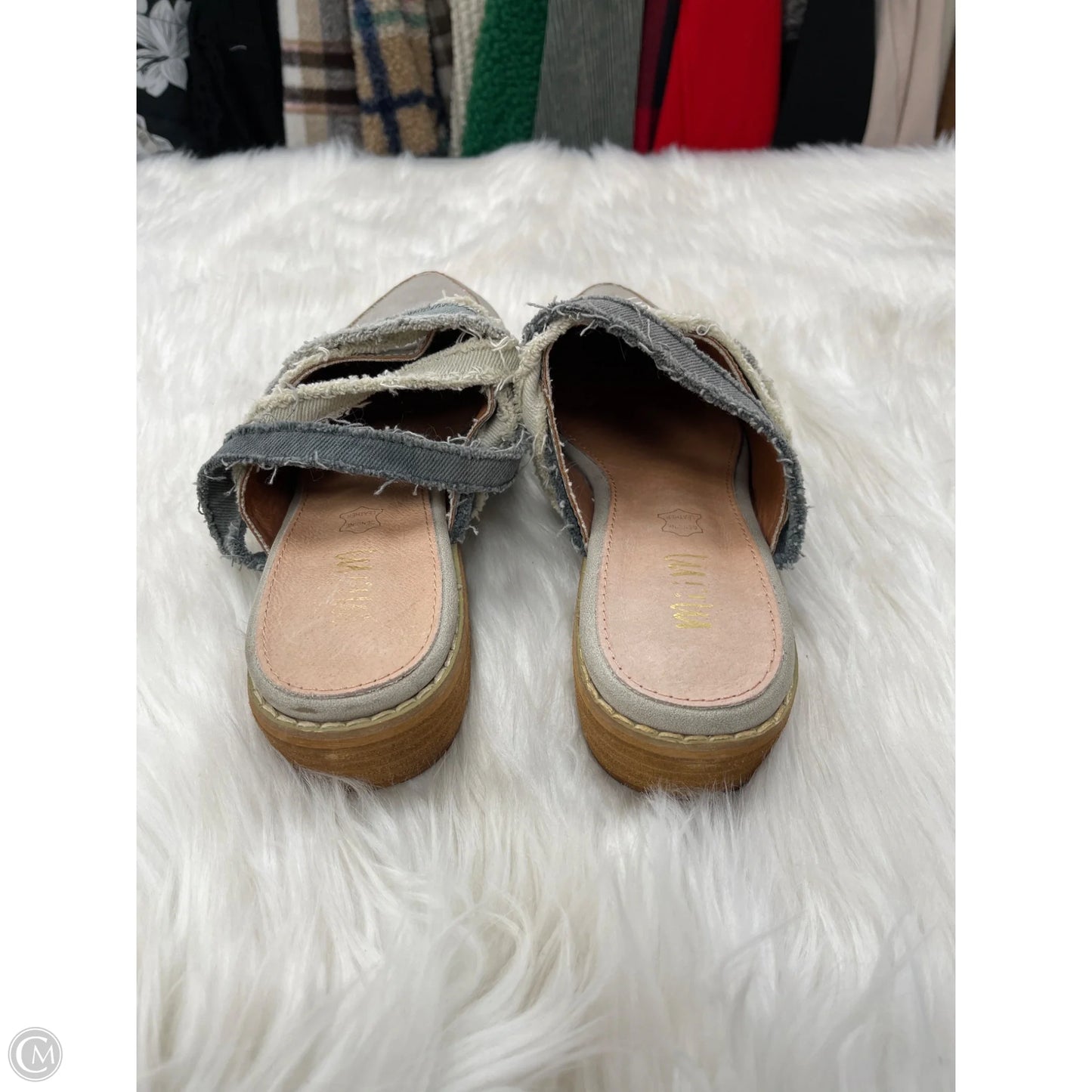 Shoes Flats By Cmc In Grey, Size: 9