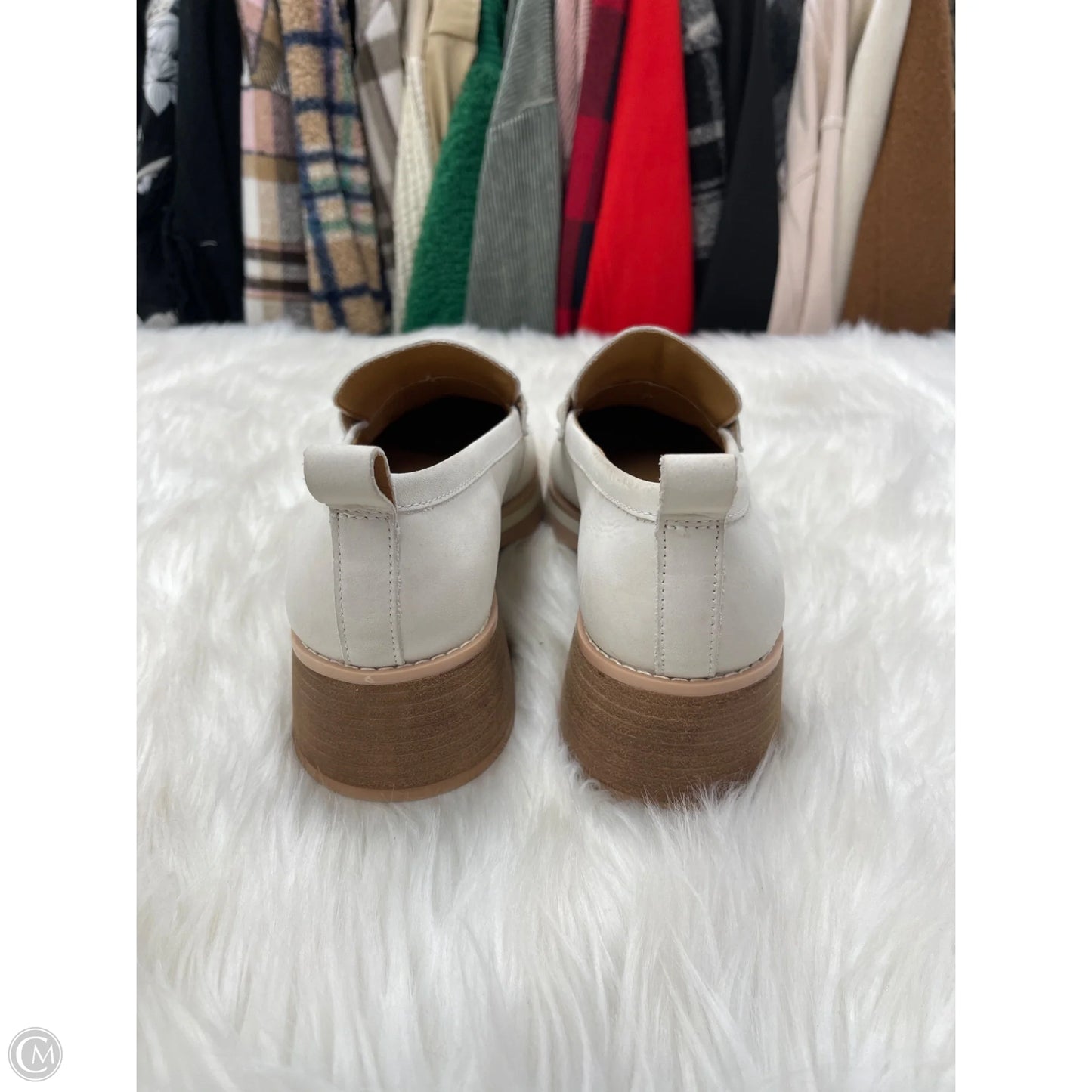 Shoes Flats By Crown Vintage In Cream, Size: 10