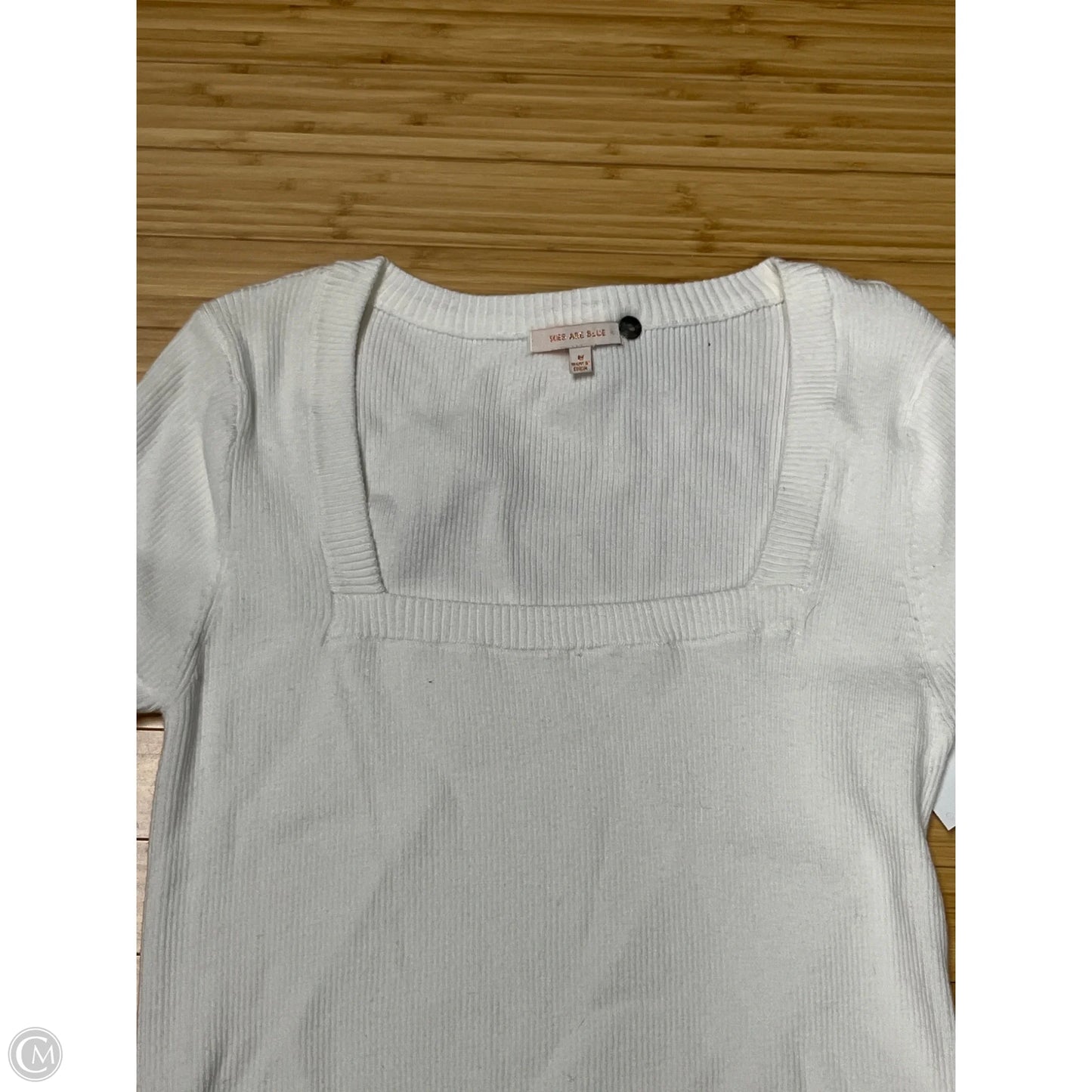 Top Short Sleeve By Skies Are Blue In White, Size: M
