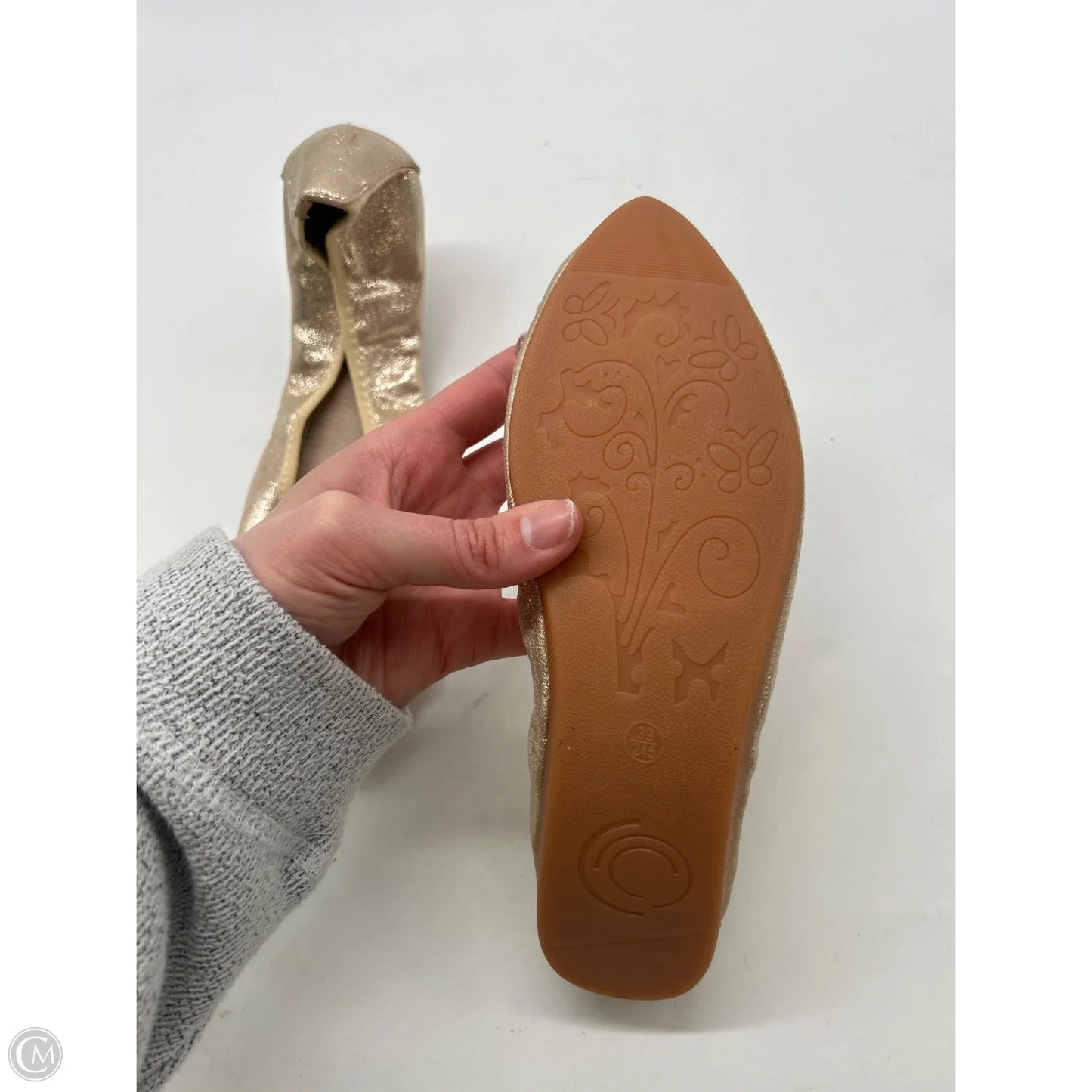 Shoes Flats By Clothes Mentor In Gold, Size: 9