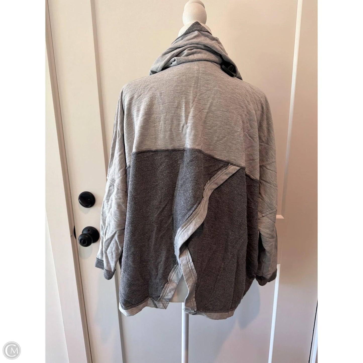 Top Long Sleeve By Cabi In Grey, Size: S