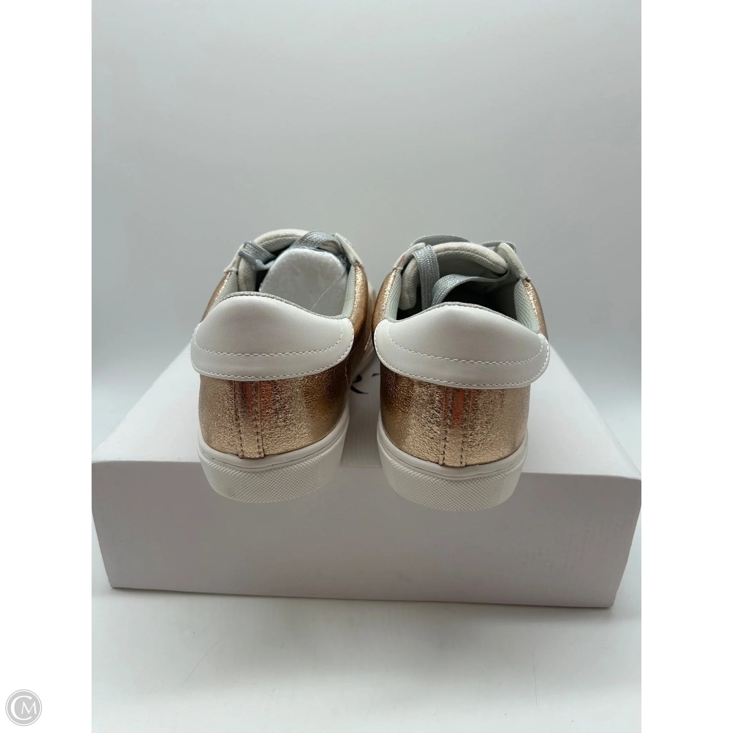 Shoes Sneakers By Clothes Mentor In Cream, Size: 10