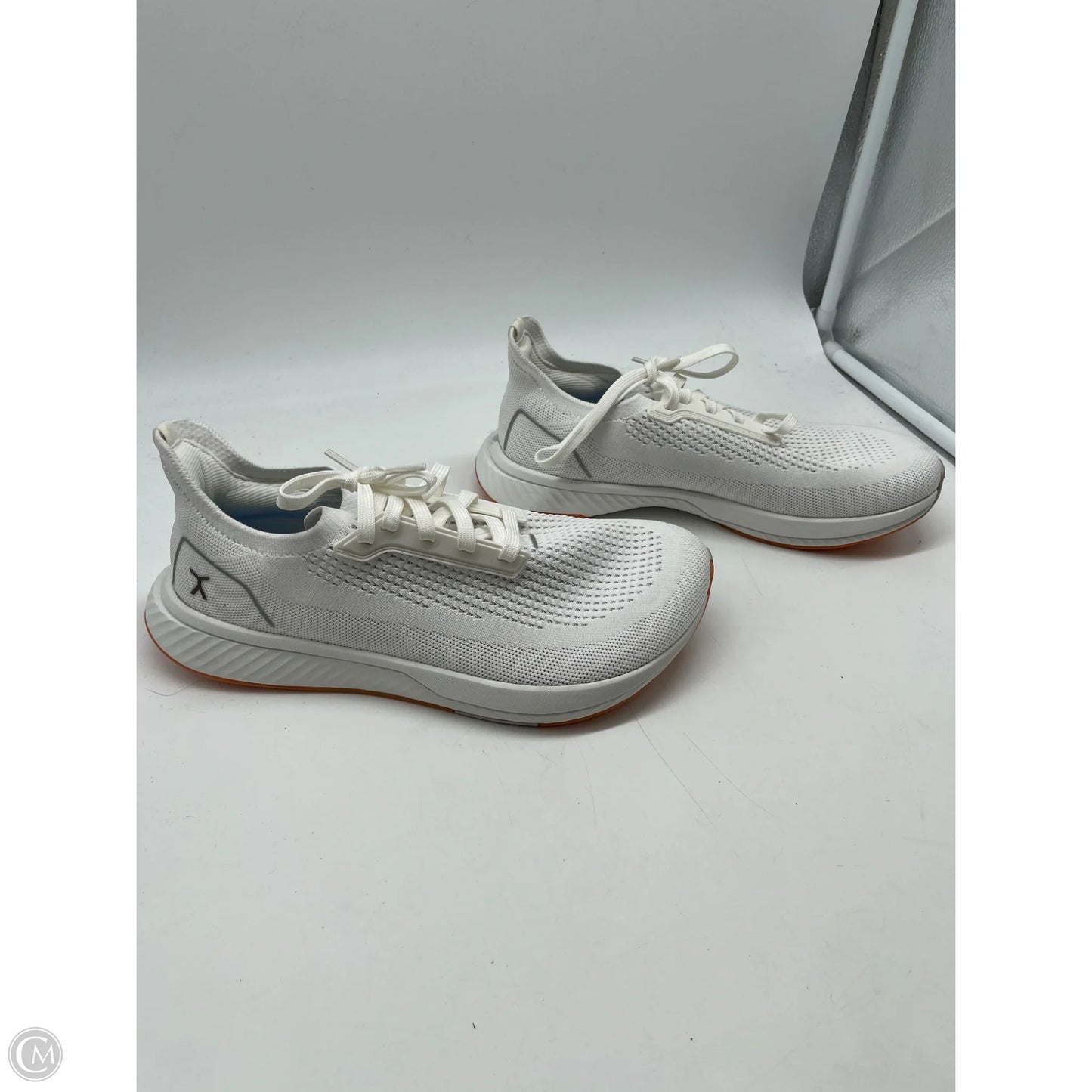 Shoes Athletic By Cmb In White, Size: 10