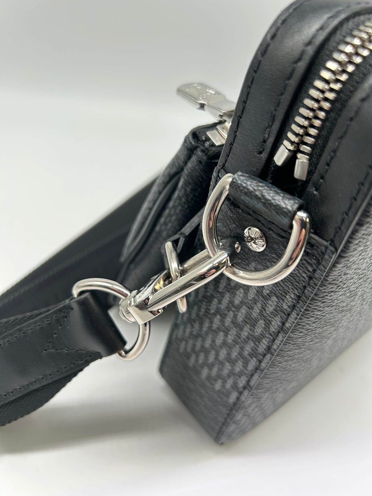 Crossbody Luxury Designer By Louis Vuitton, Size: Medium