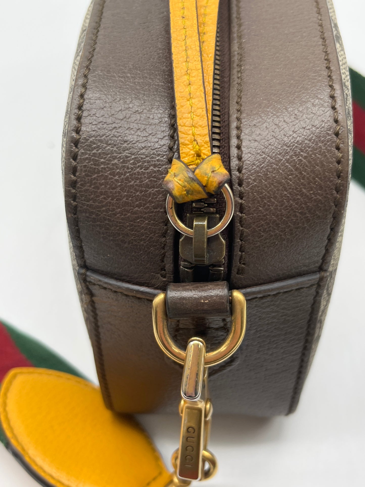 Crossbody Luxury Designer By Gucci, Size: Small