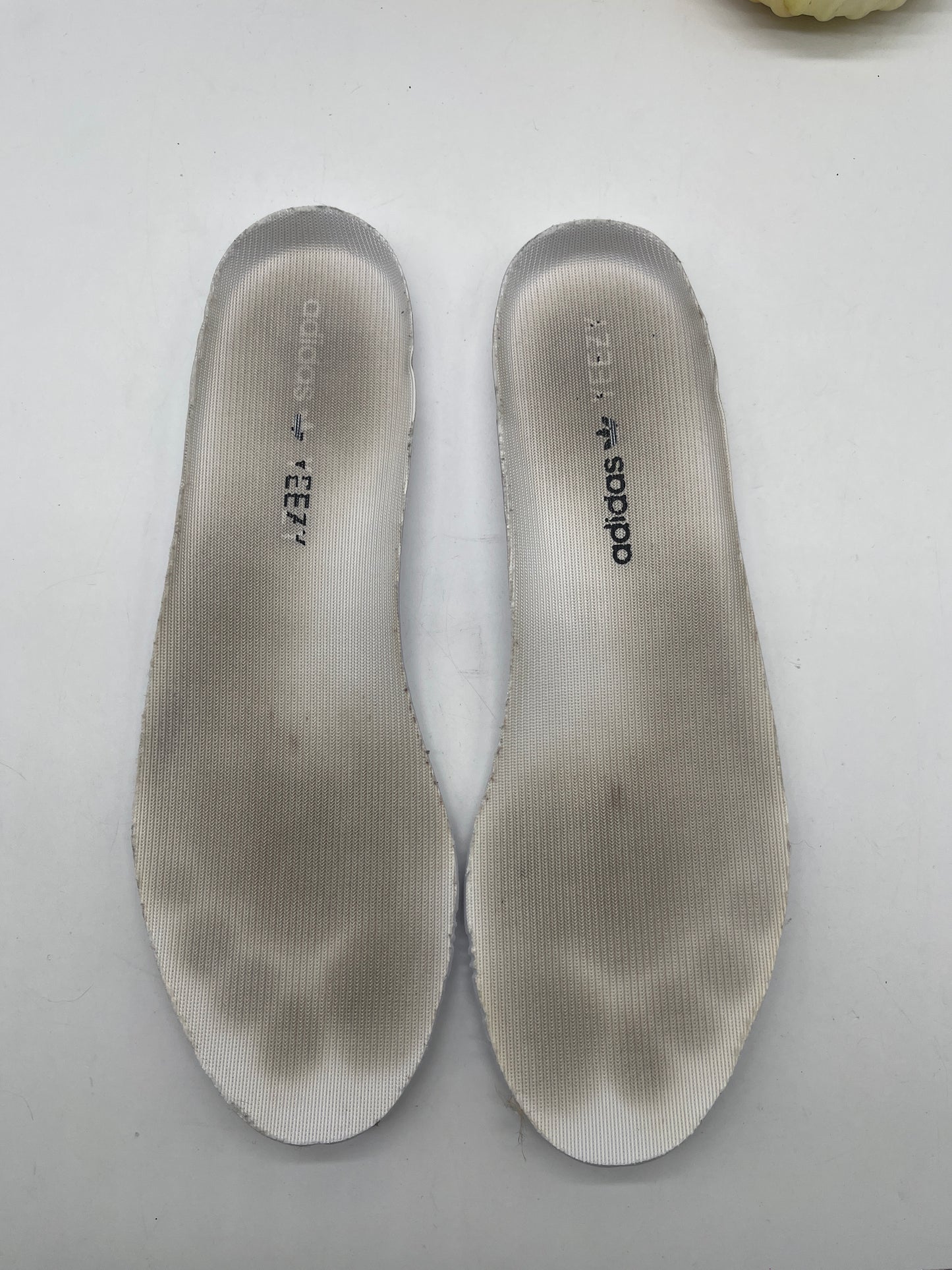 Shoes Luxury Designer By Yeezy In White, Size: 9