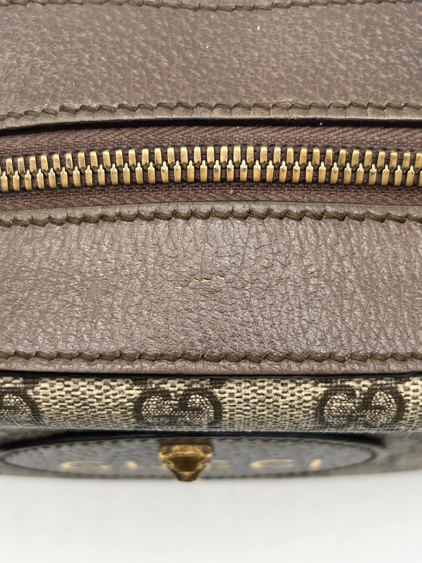 Crossbody Luxury Designer By Gucci, Size: Small