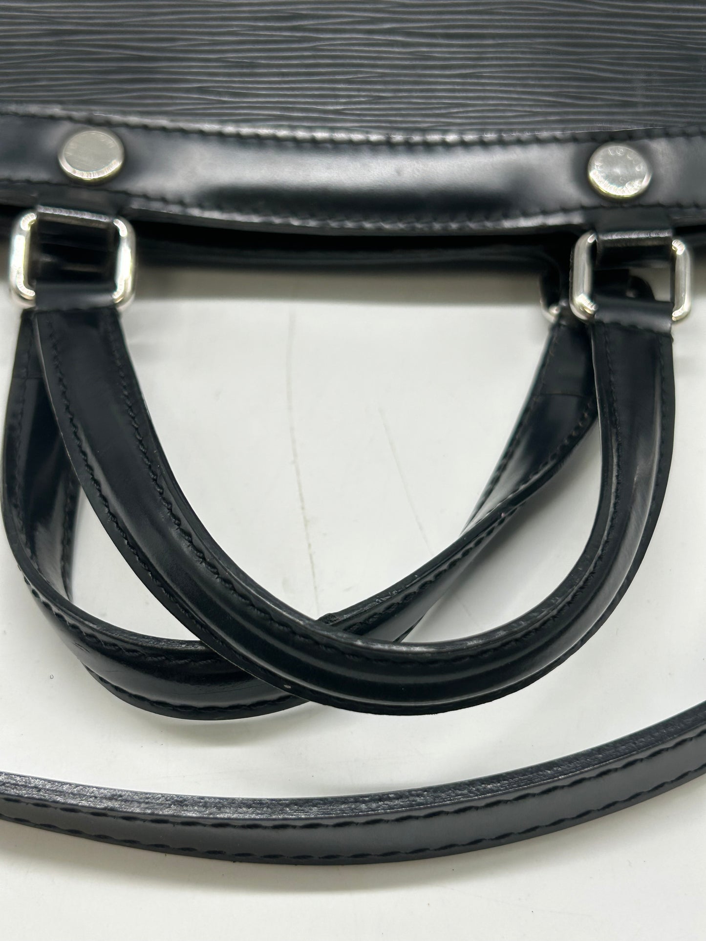 Handbag Luxury Designer By Louis Vuitton, Size: Medium