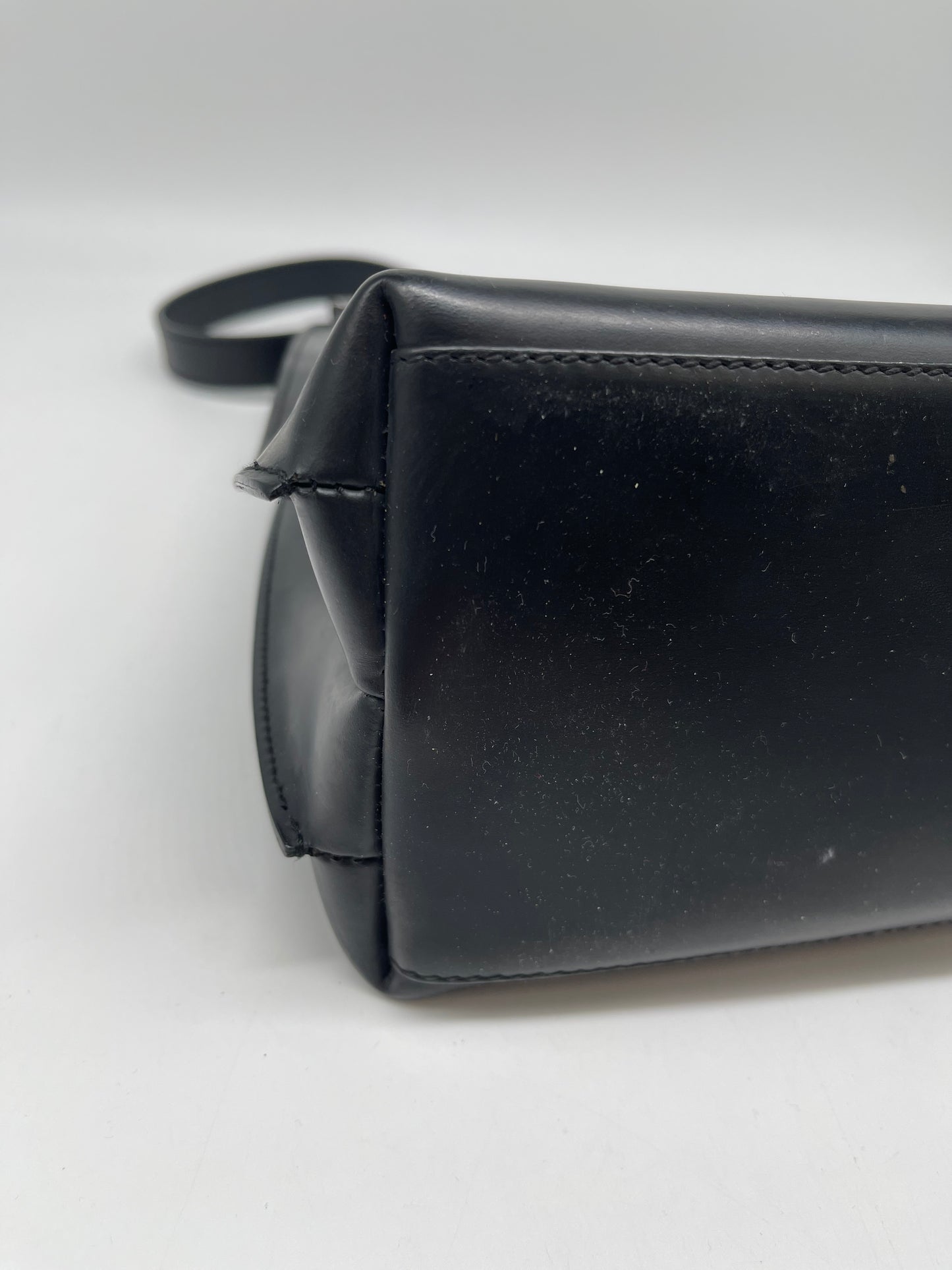 Handbag Luxury Designer By Gucci, Size: Medium