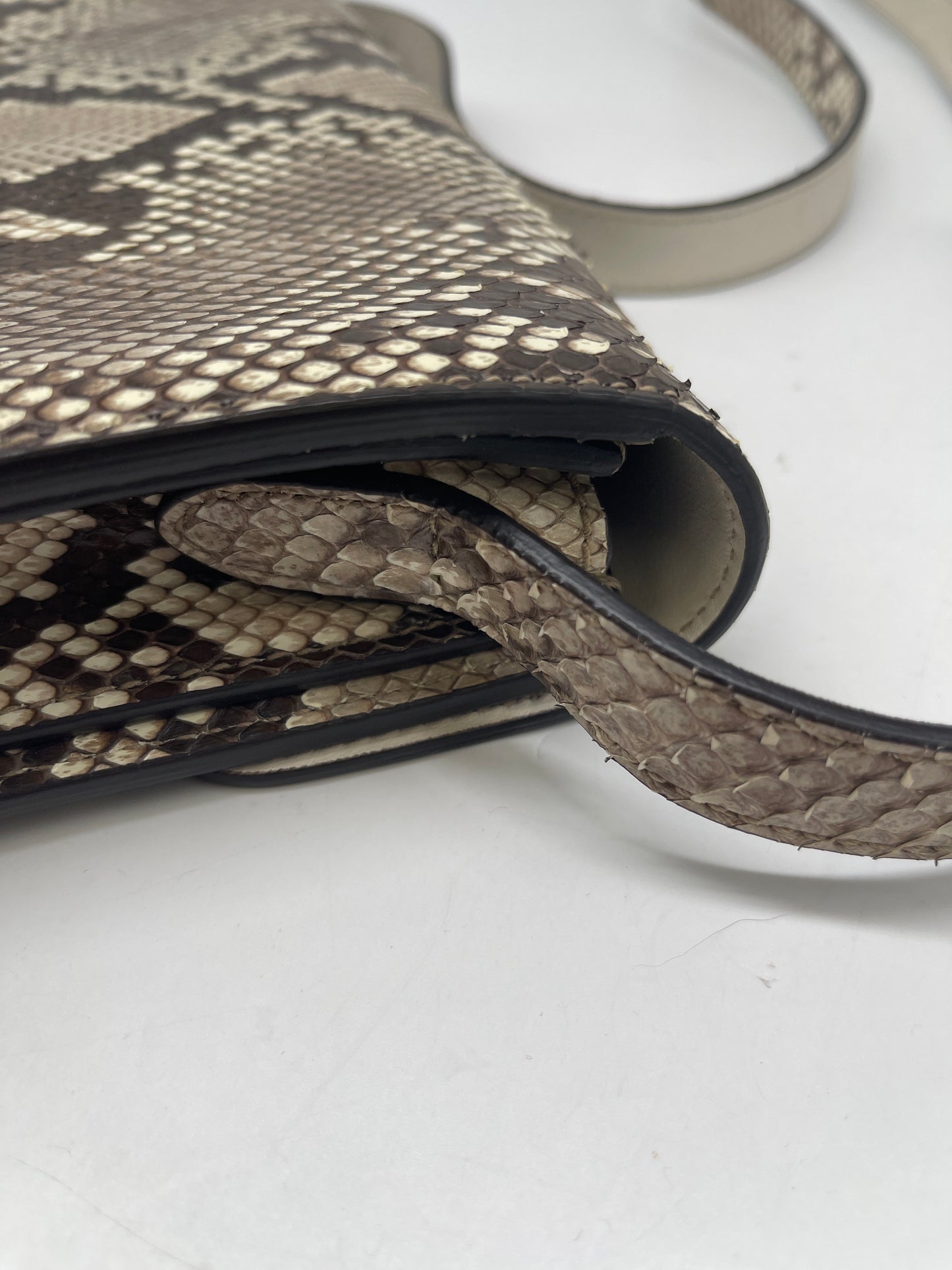 Handbag Luxury Designer By Gucci, Size: Medium