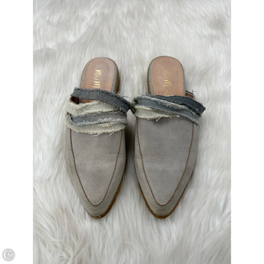 Shoes Flats By Cmc In Grey, Size: 9