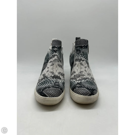 Shoes Sneakers By Clothes Mentor In Snakeskin Print, Size: 8