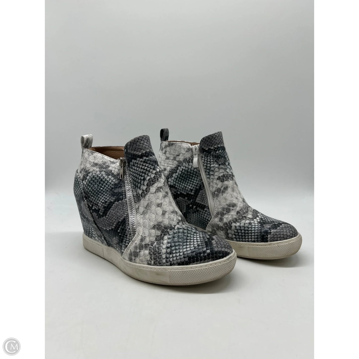 Shoes Sneakers By Clothes Mentor In Snakeskin Print, Size: 8