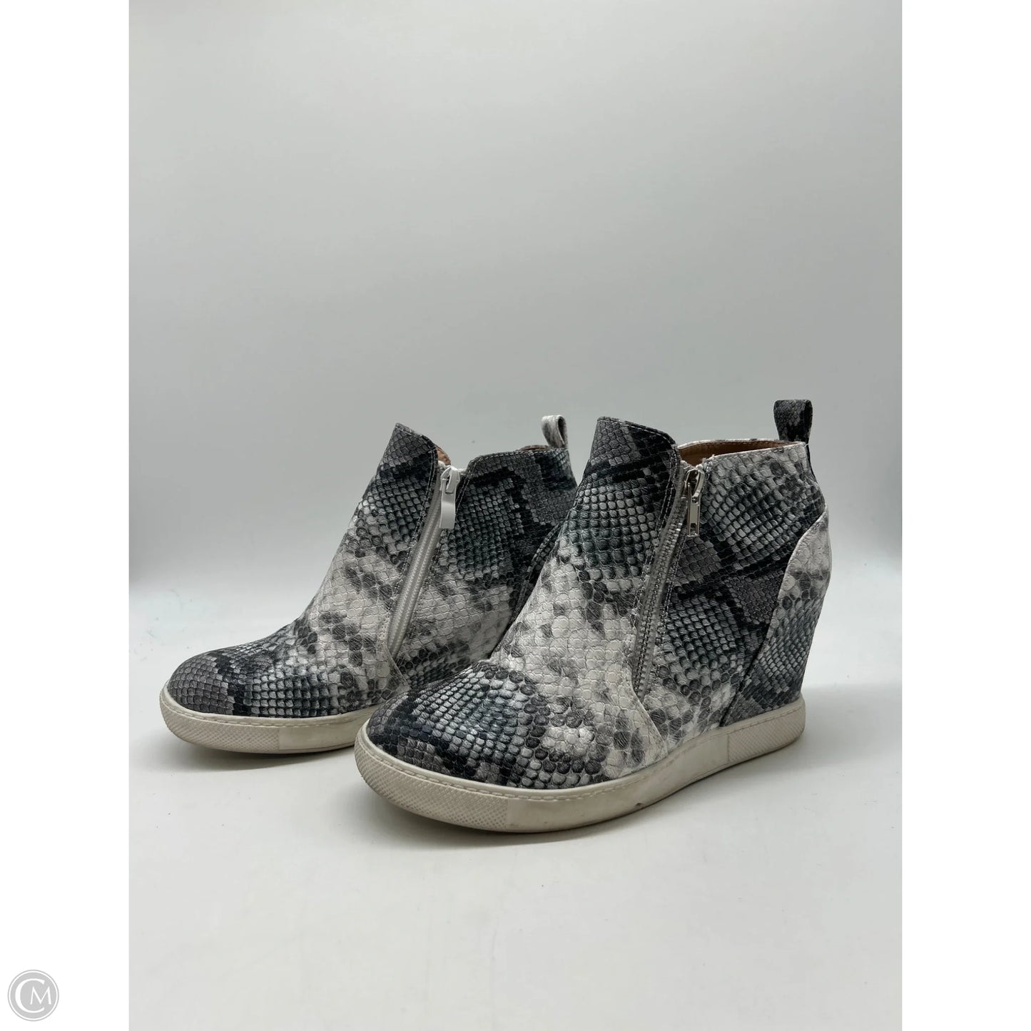 Shoes Sneakers By Clothes Mentor In Snakeskin Print, Size: 8