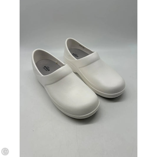 Shoes Flats By Crocs In White, Size: 8
