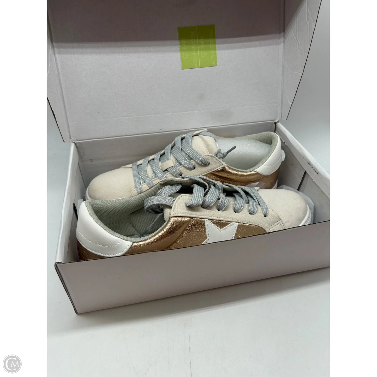 Shoes Sneakers By Clothes Mentor In Cream, Size: 10