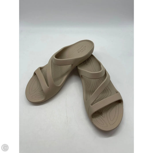 Sandals Flats By Crocs In Tan, Size: 9