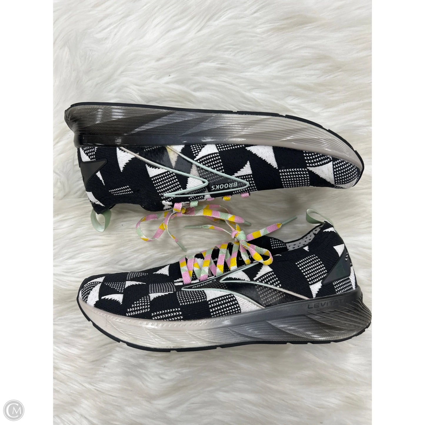 Shoes Athletic By Brooks In Black, Size: 9