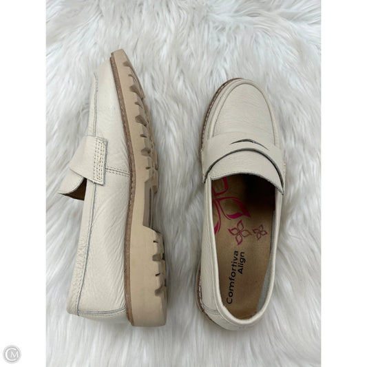 Shoes Flats By Comfortiva In Cream, Size: 7.5