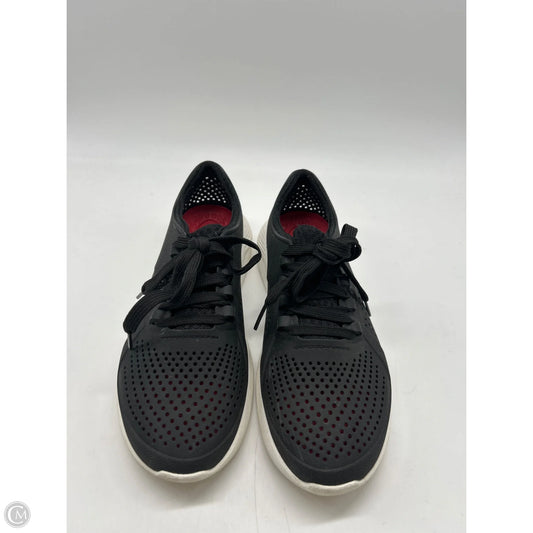 Shoes Flats By Crocs In Black, Size: 7