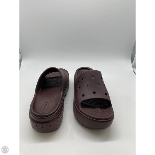 Sandals Flats By Crocs In Maroon, Size: 9