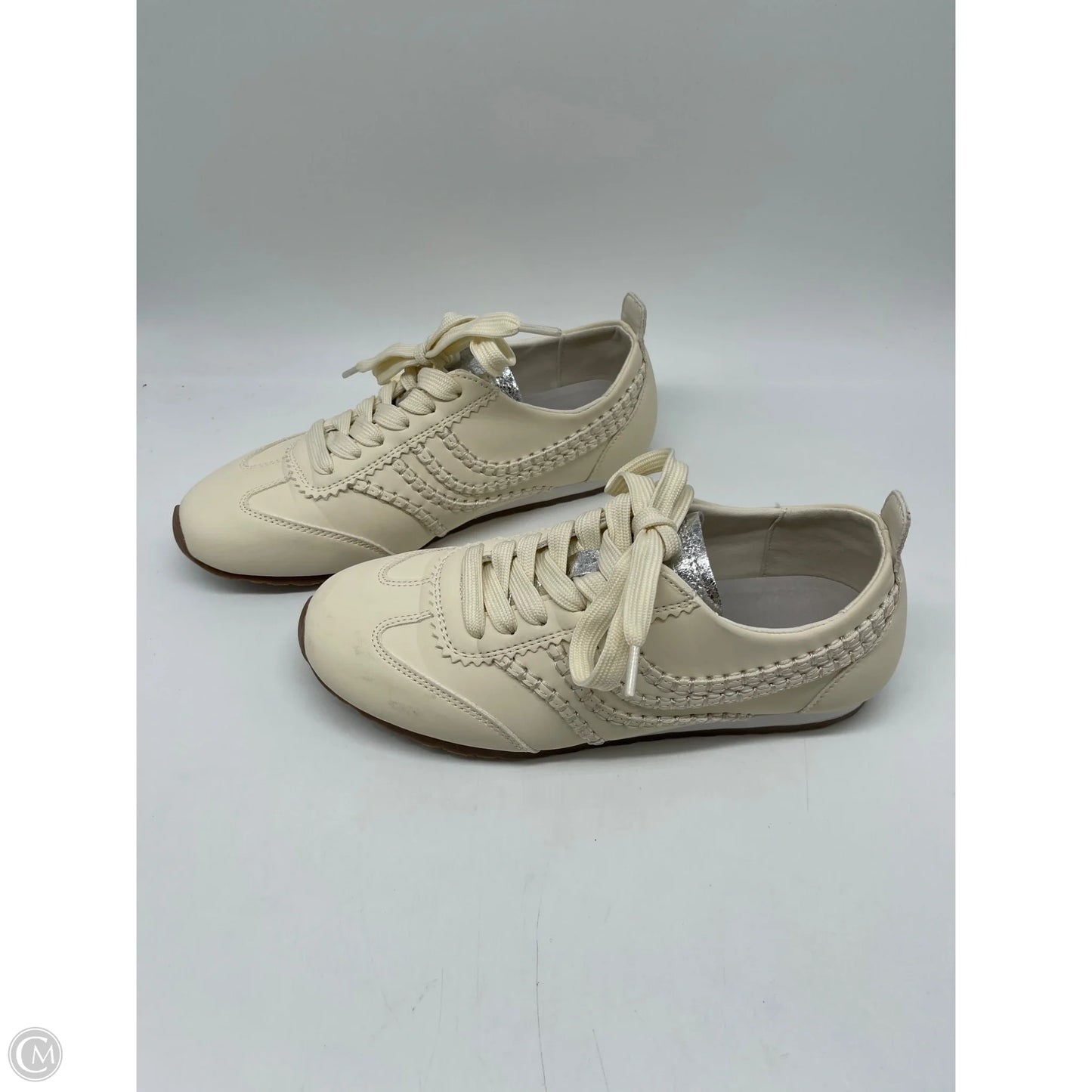 Shoes Sneakers By Clothes Mentor In Cream, Size: 7