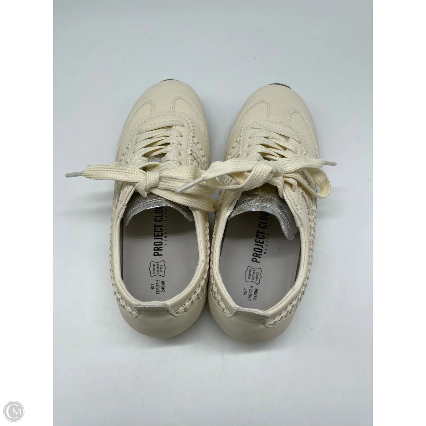 Shoes Sneakers By Clothes Mentor In Cream, Size: 7