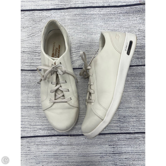 Shoes Sneakers By Skechers In Cream, Size: 10