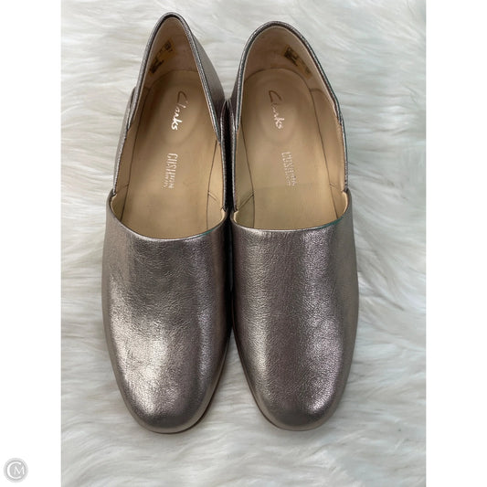Shoes Flats By Clarks In Gold, Size: 6
