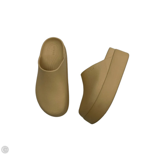 Shoes Flats By Crocs In Yellow, Size: 8