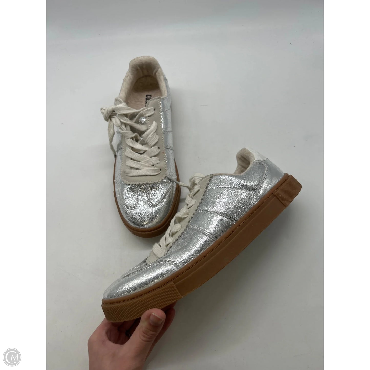Shoes Sneakers By Cushionaire In Silver, Size: 9