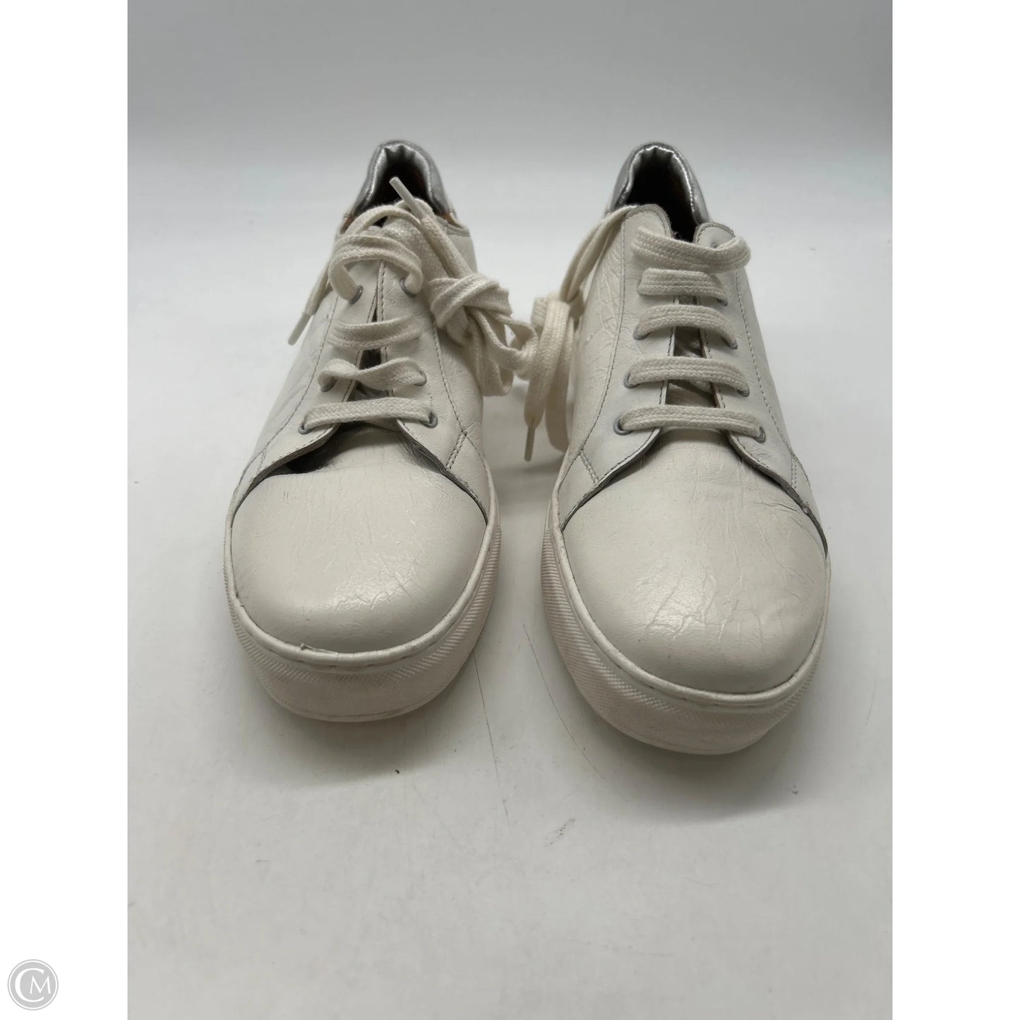 Shoes Sneakers By Clothes Mentor In White, Size: 9.5
