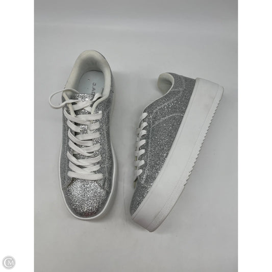 Shoes Sneakers By Clothes Mentor In Silver, Size: 8.5