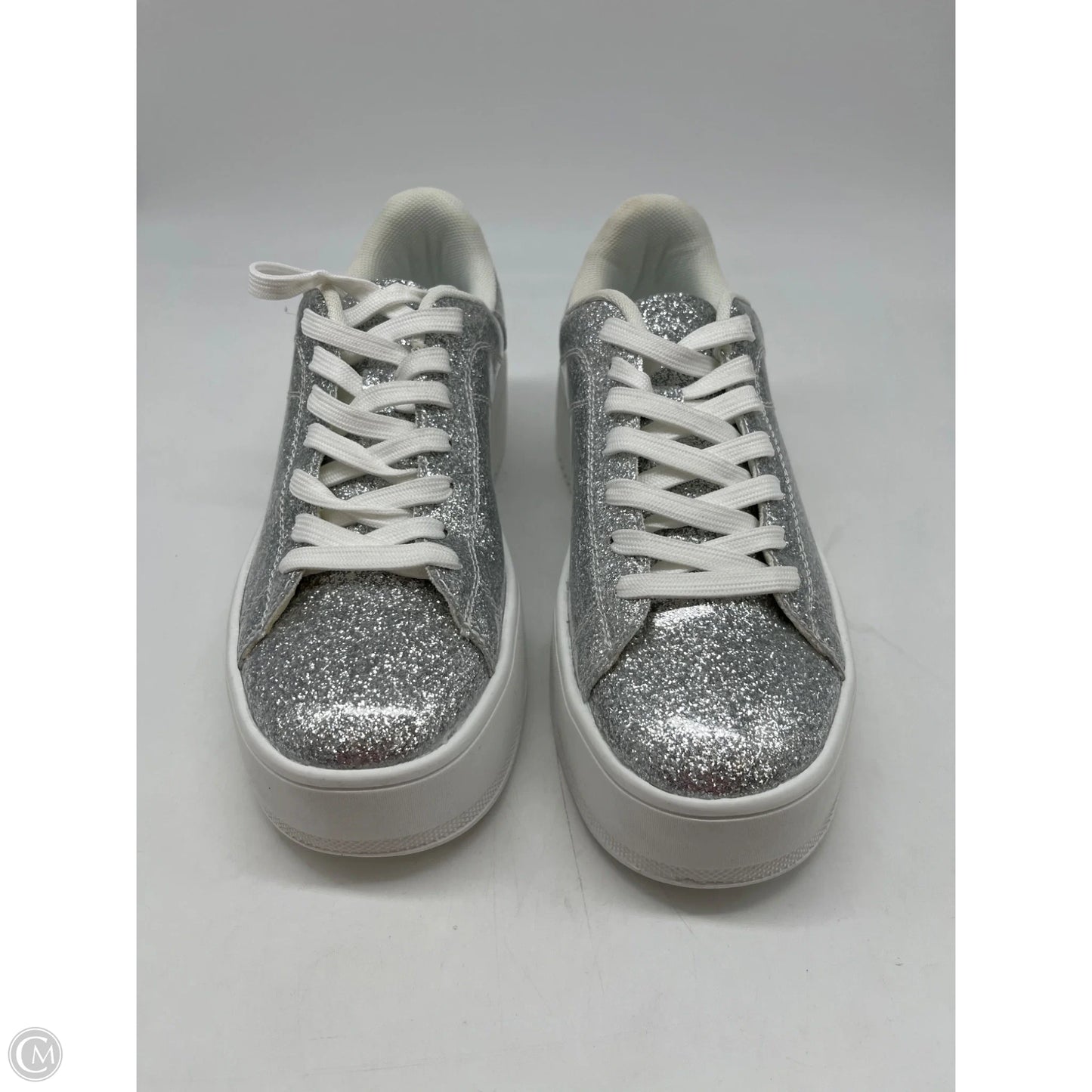 Shoes Sneakers By Clothes Mentor In Silver, Size: 8.5