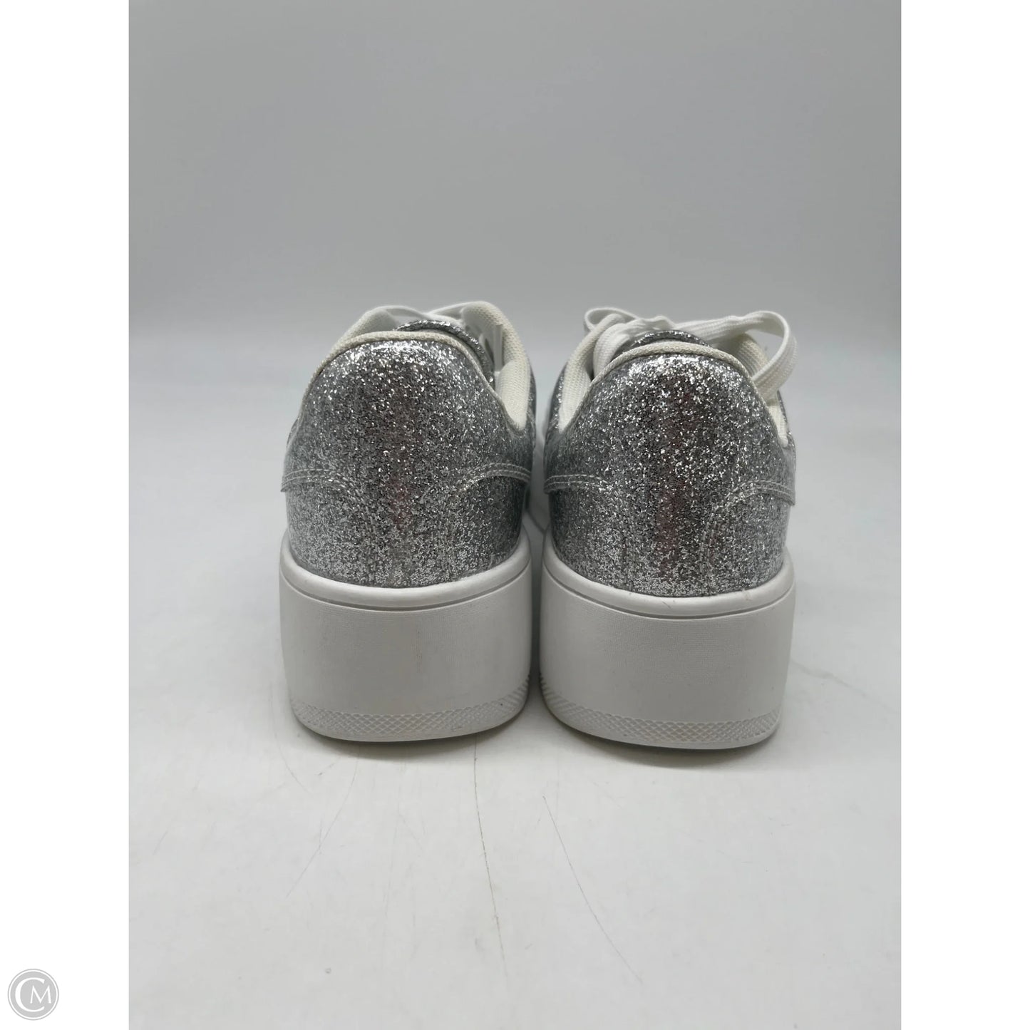 Shoes Sneakers By Clothes Mentor In Silver, Size: 8.5
