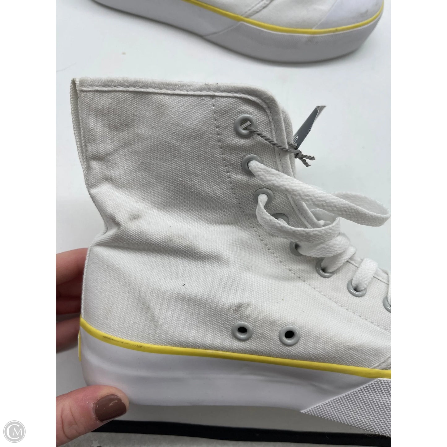 Shoes Sneakers By Clothes Mentor In White, Size: 8.5