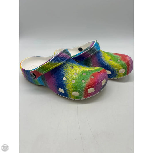 Shoes Flats By Crocs In Multi-colored, Size: 7