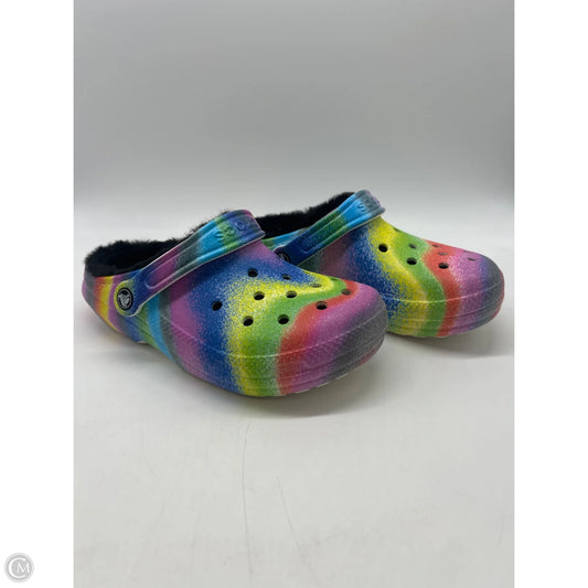 Shoes Flats By Crocs In Multi-colored, Size: 7