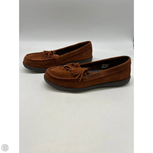 Shoes Flats By Crocs In Brown, Size: 8
