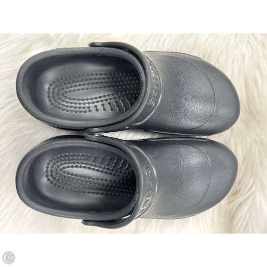 Shoes Flats By Crocs In Black, Size: 7