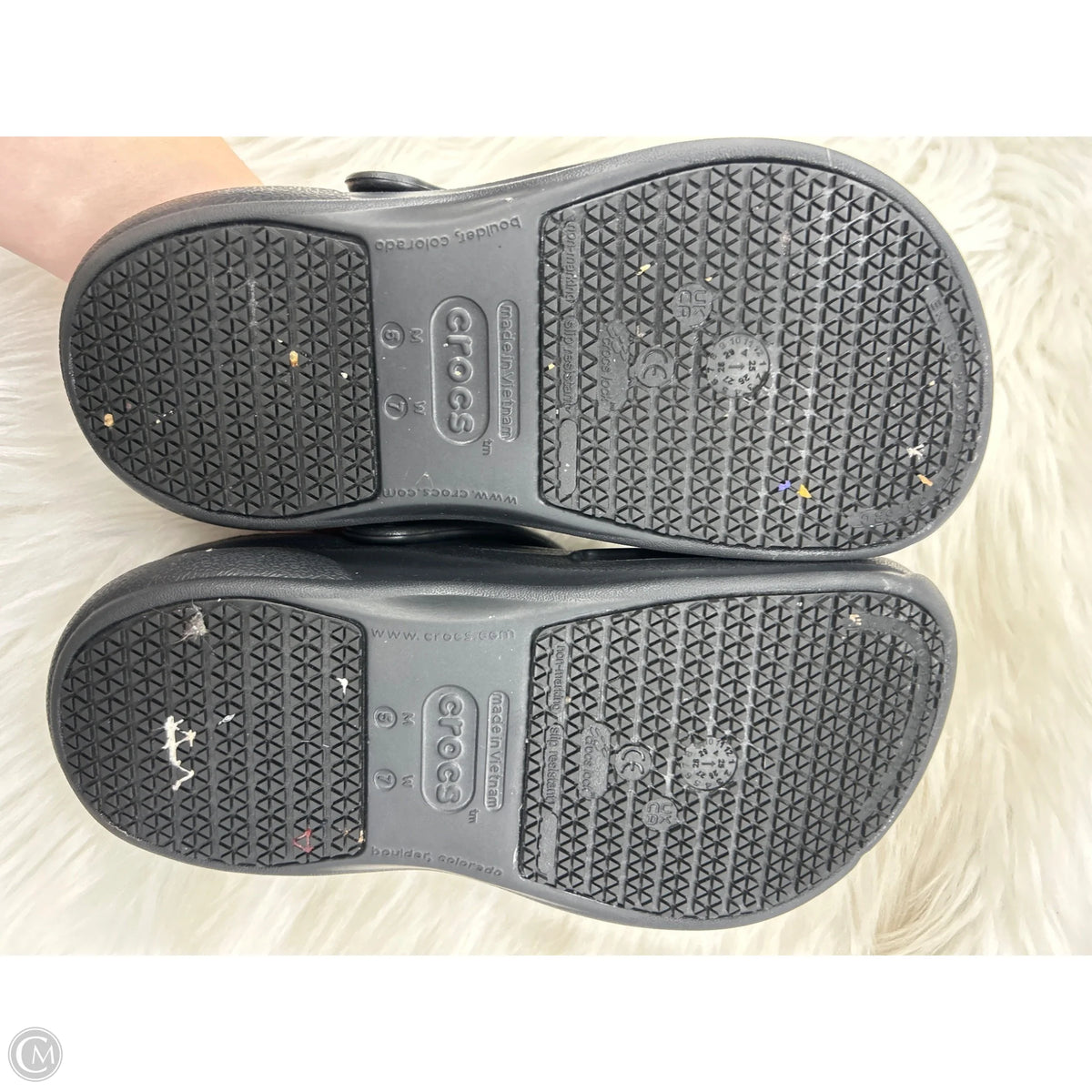 Shoes Flats By Crocs In Black, Size: 7