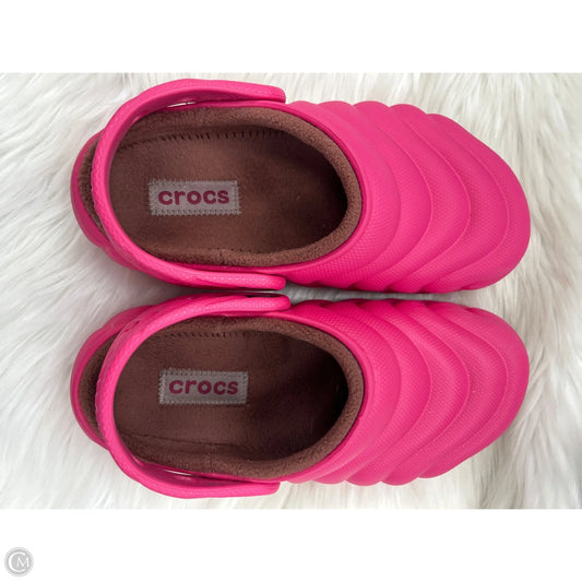 Shoes Flats By Crocs In Pink, Size: 7