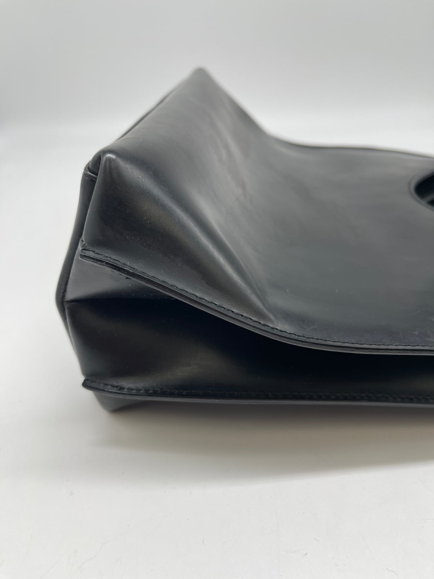 Handbag Luxury Designer By Gucci, Size: Medium