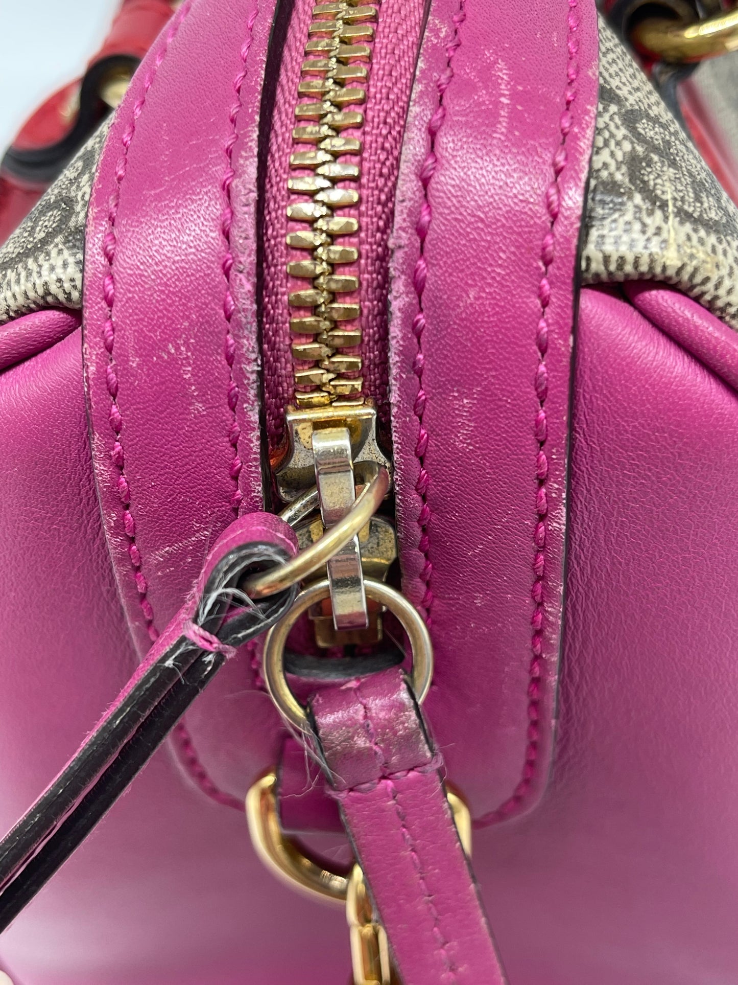 Handbag Luxury Designer By Gucci, Size: Medium