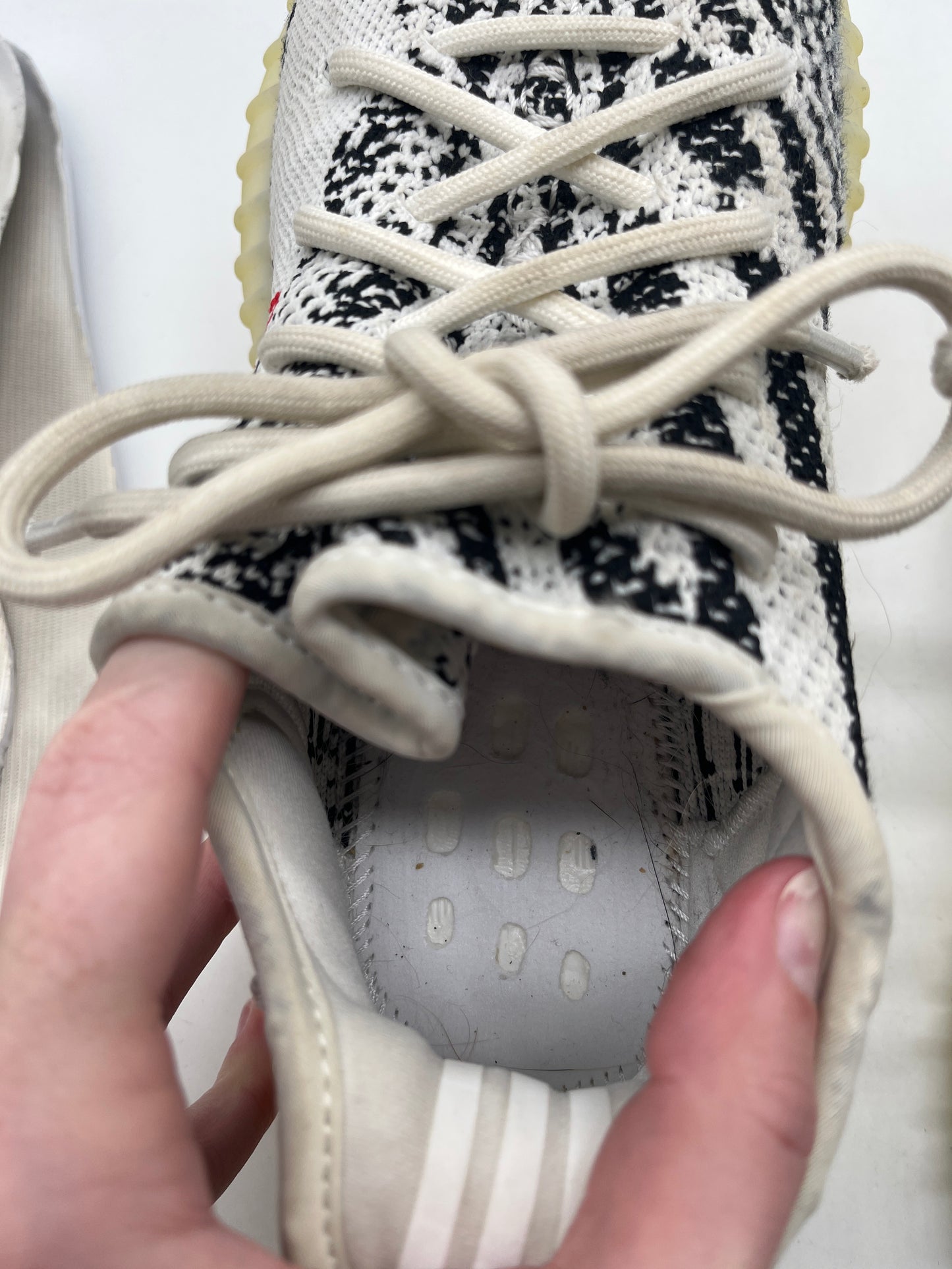 Shoes Luxury Designer By Yeezy In White, Size: 9