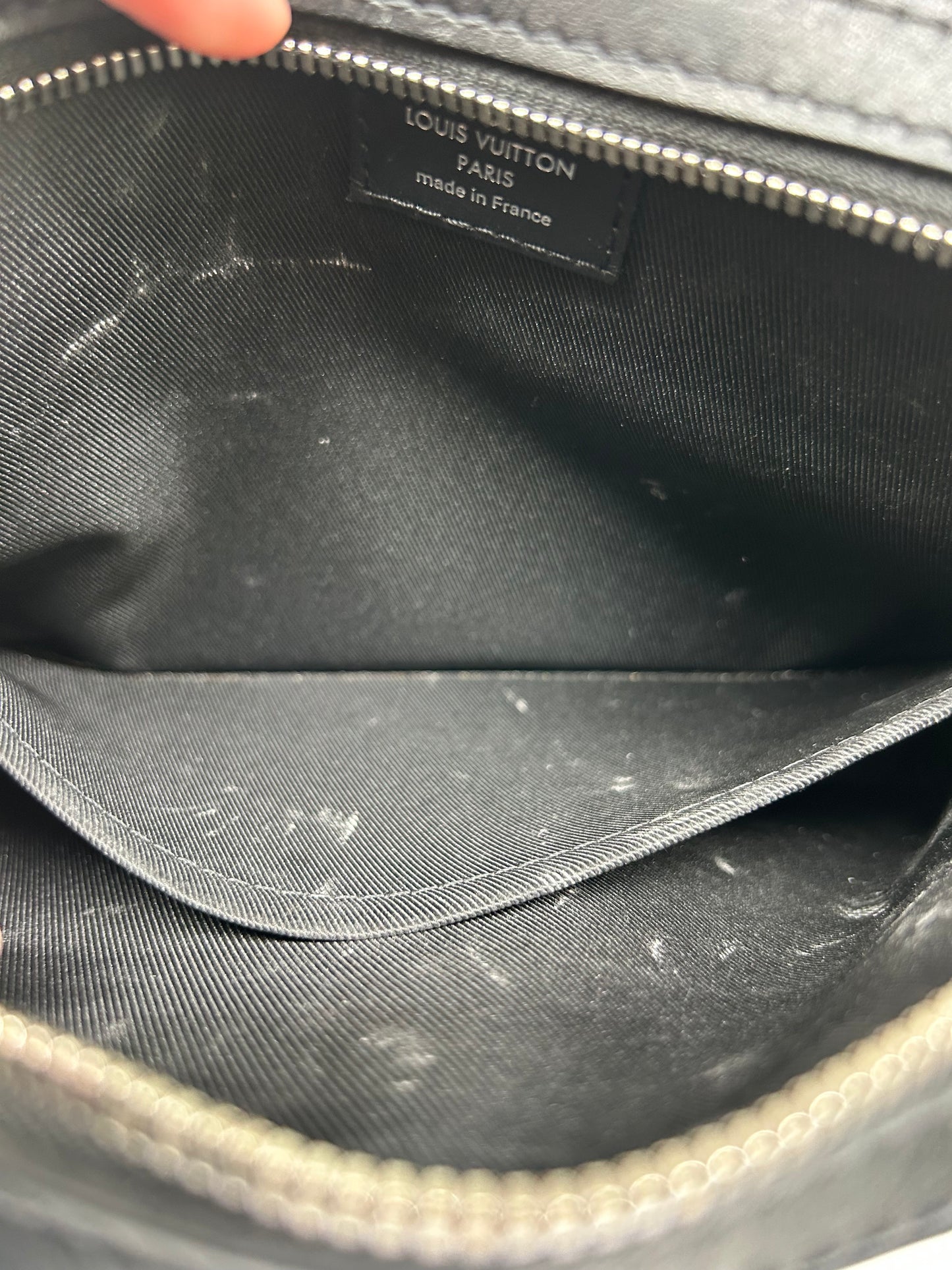 Crossbody Luxury Designer By Louis Vuitton, Size: Medium