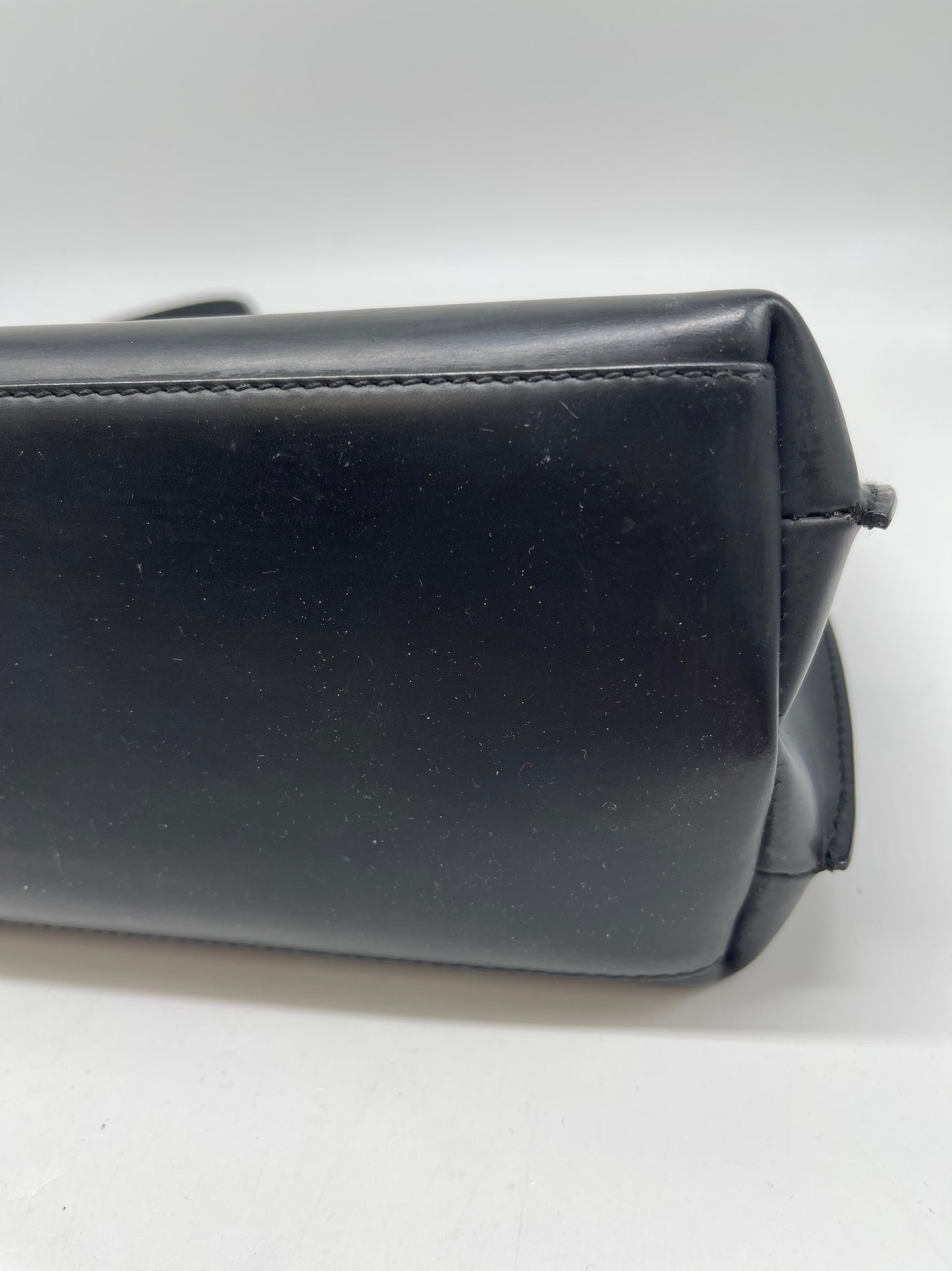 Handbag Luxury Designer By Gucci, Size: Medium