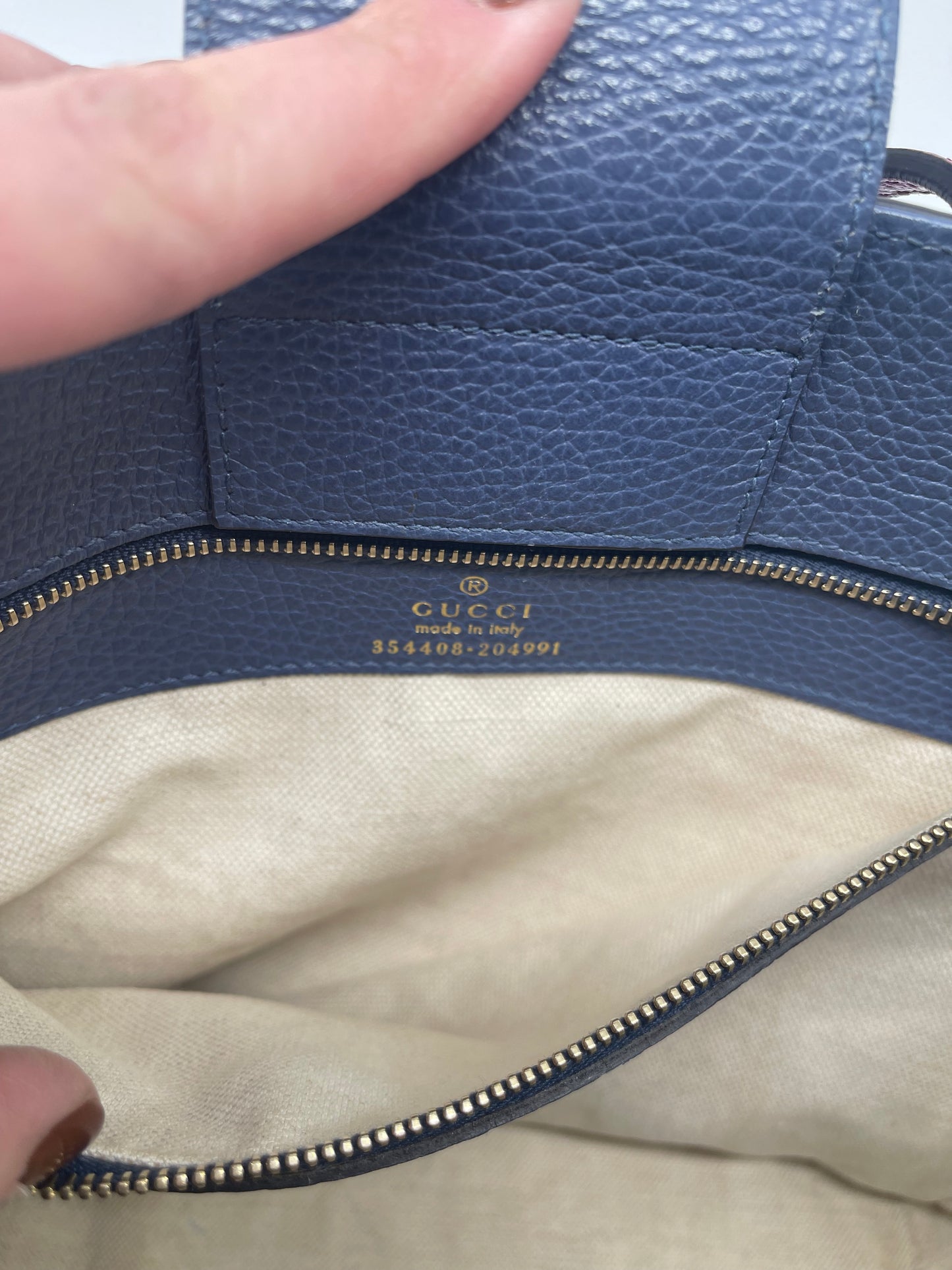 Handbag Luxury Designer By Gucci, Size: Medium