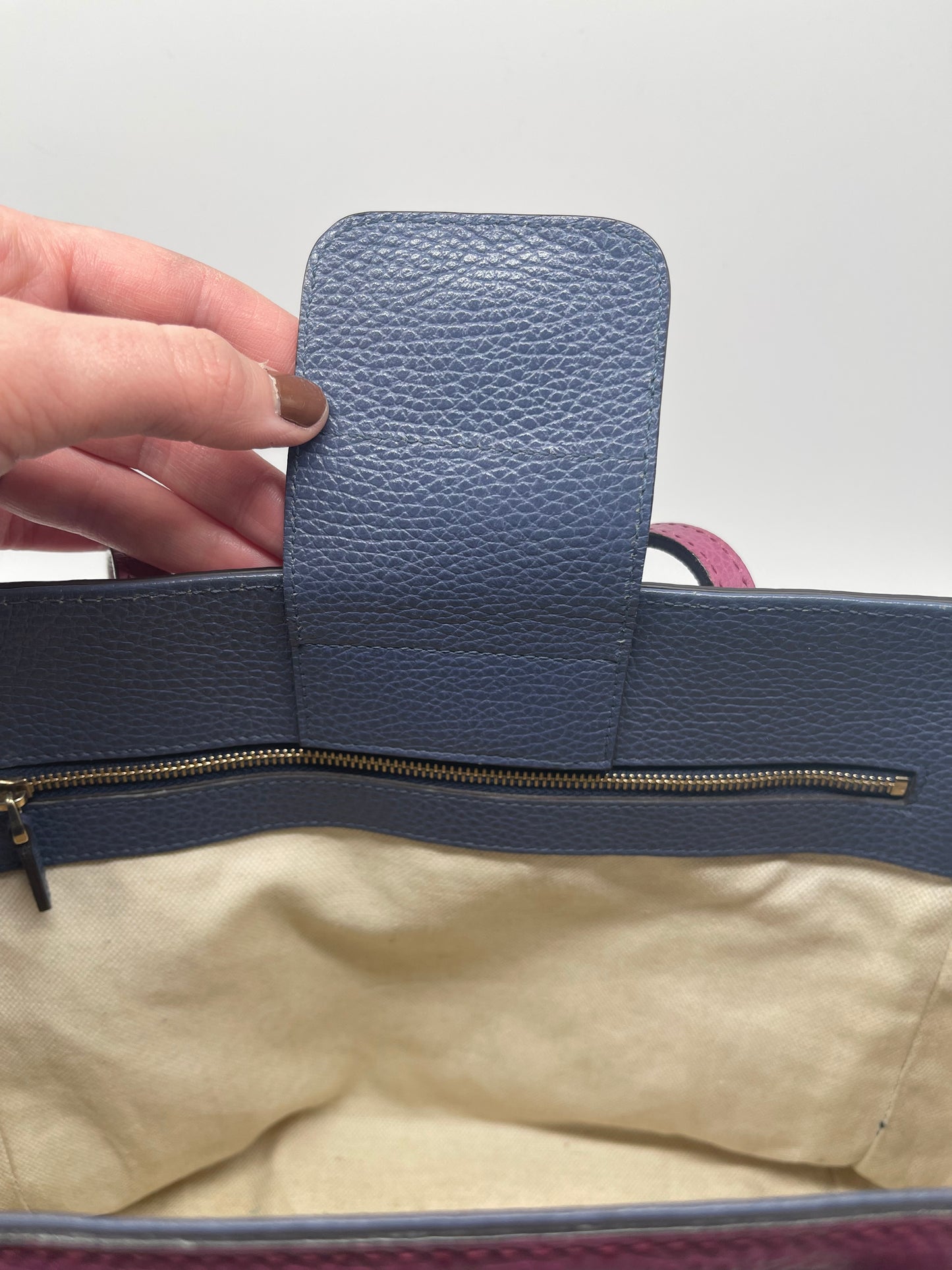 Handbag Luxury Designer By Gucci, Size: Medium