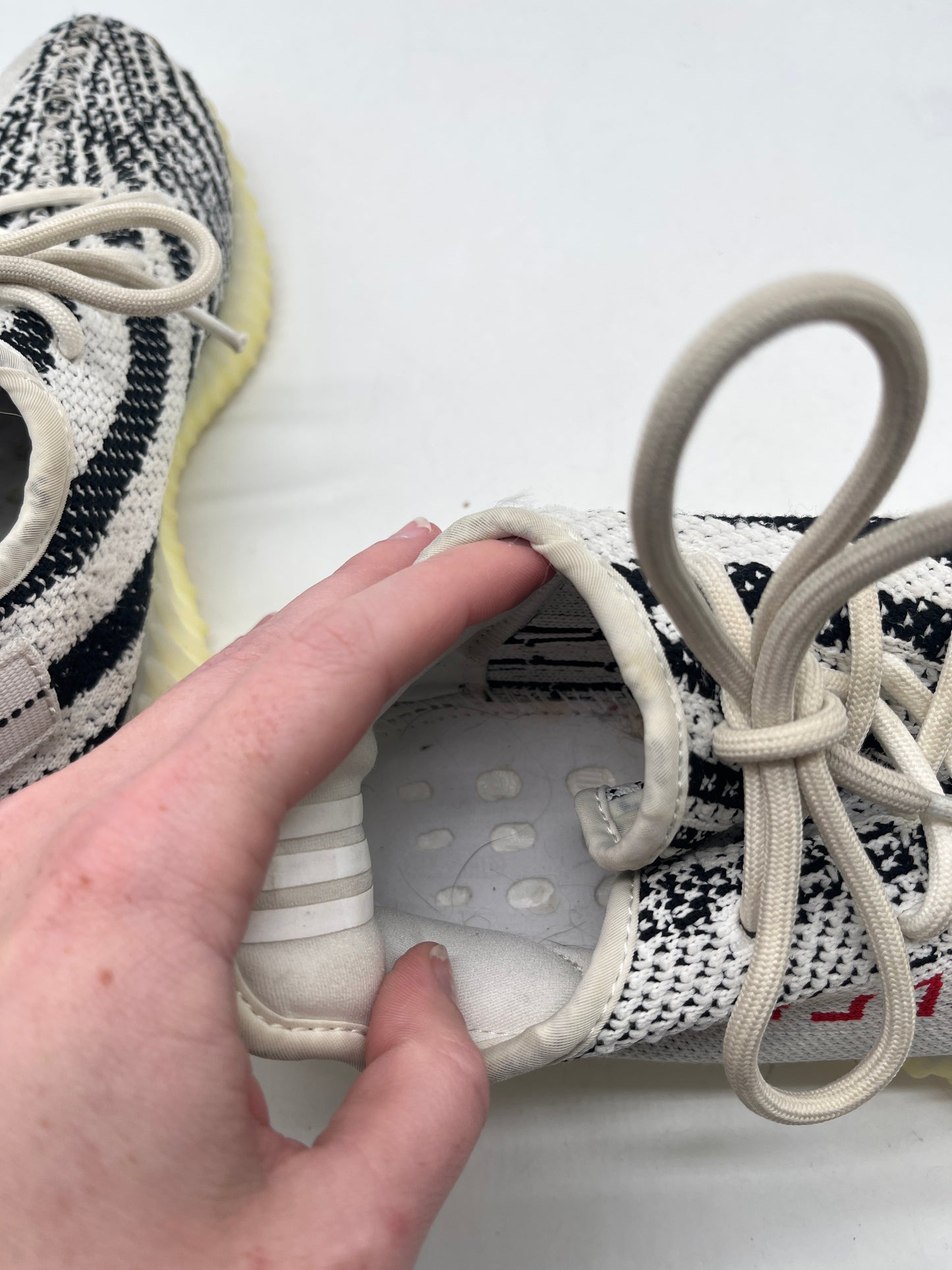 Shoes Luxury Designer By Yeezy In White, Size: 9